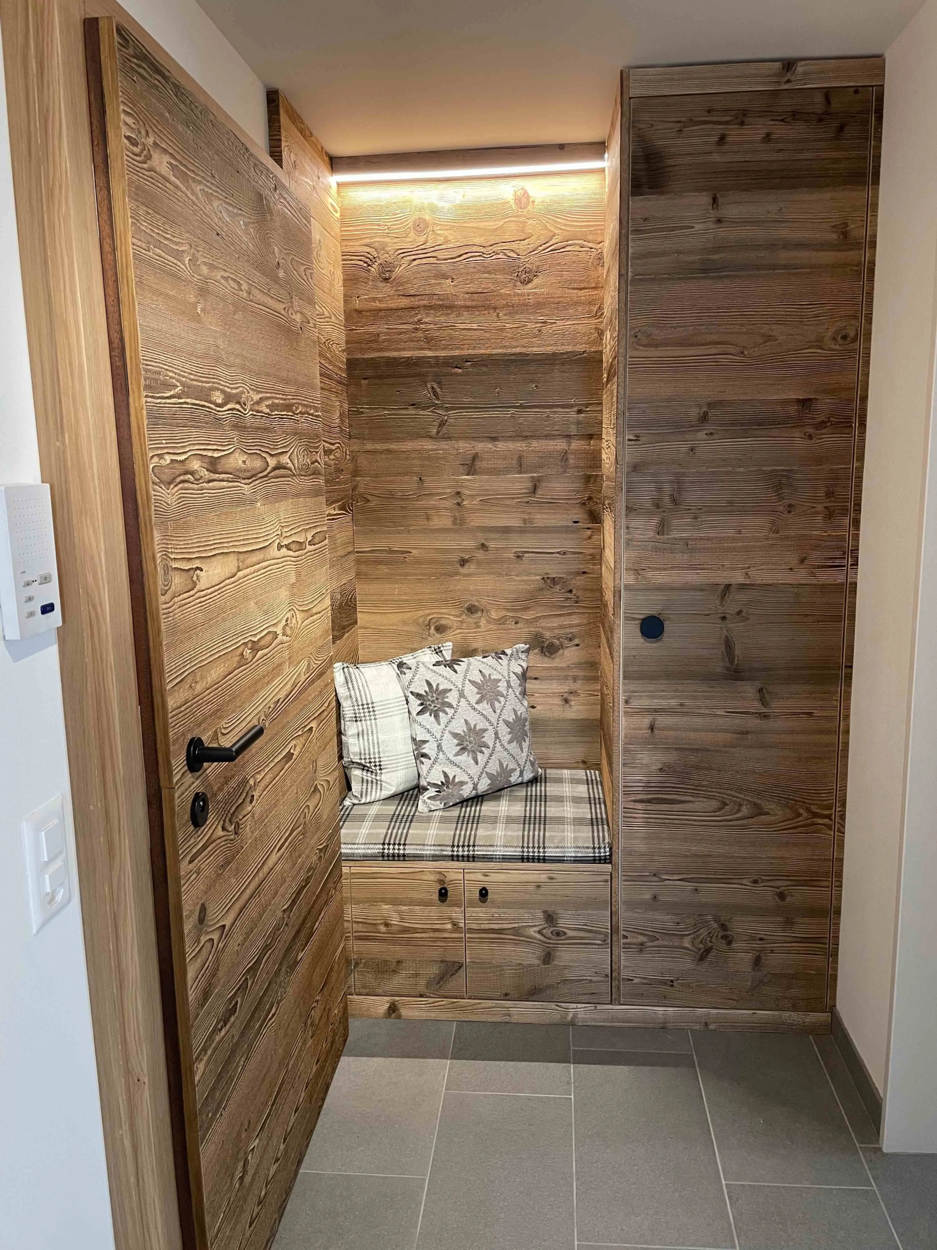 Edelwiis Interiors Eingang