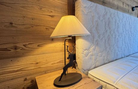 Edelwiis Interiors Nachttisch