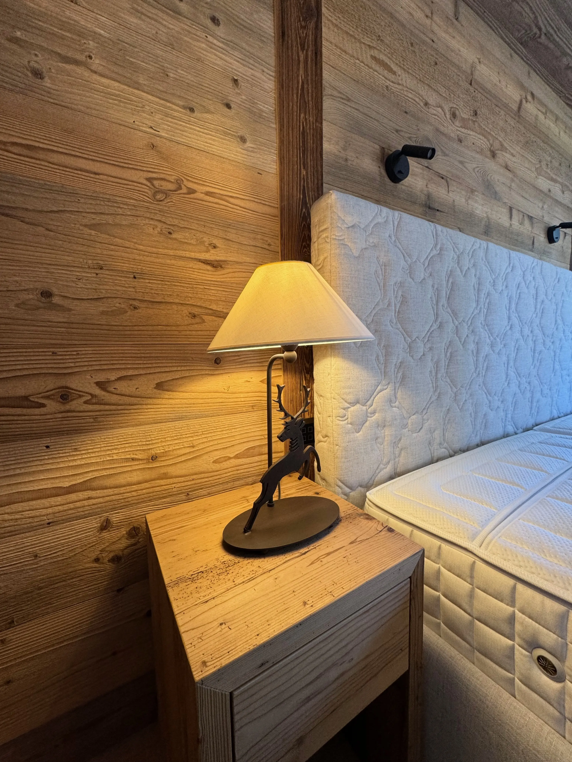 Edelwiis Interiors Nachttisch