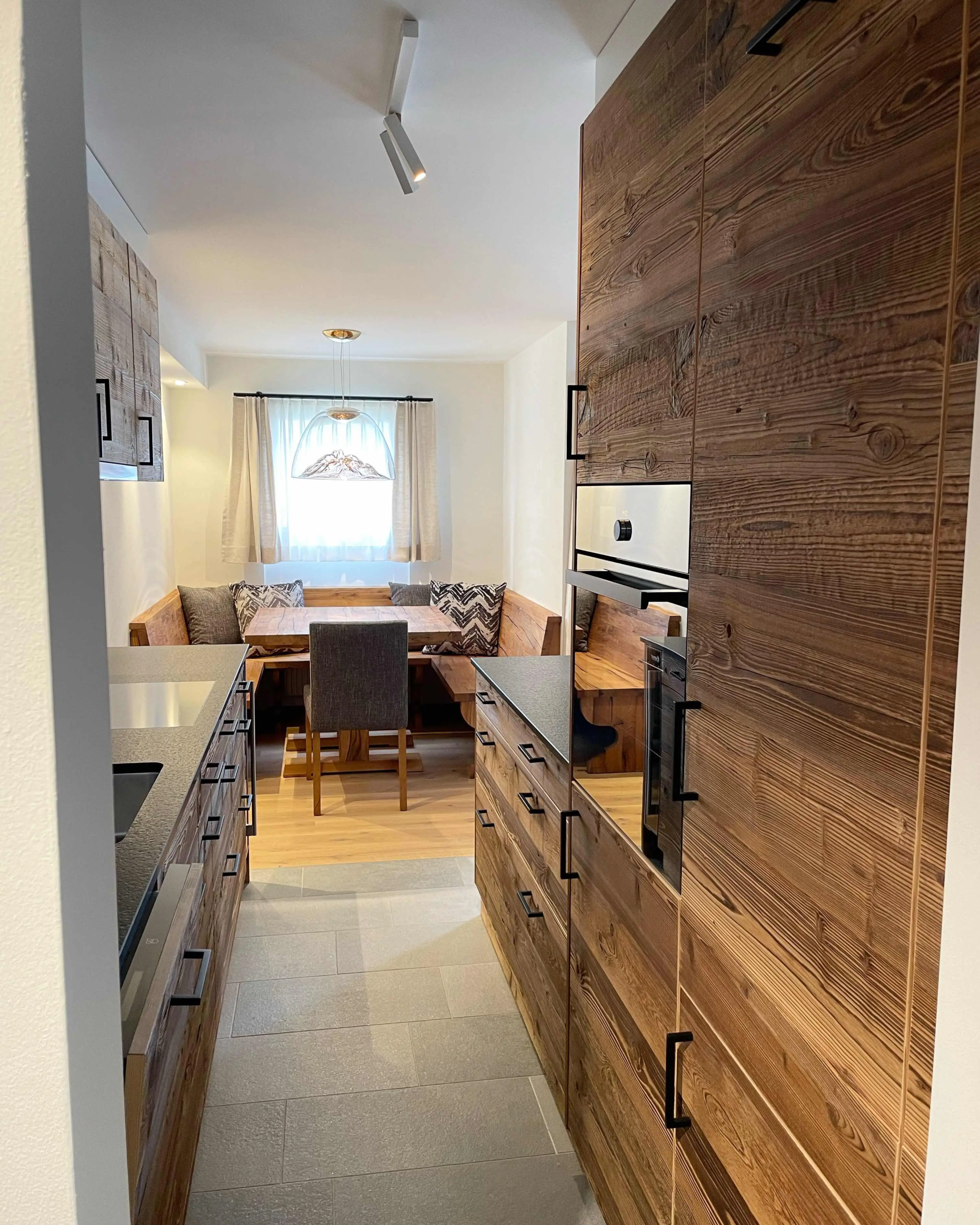 Edelwiis Interiors Holzküche