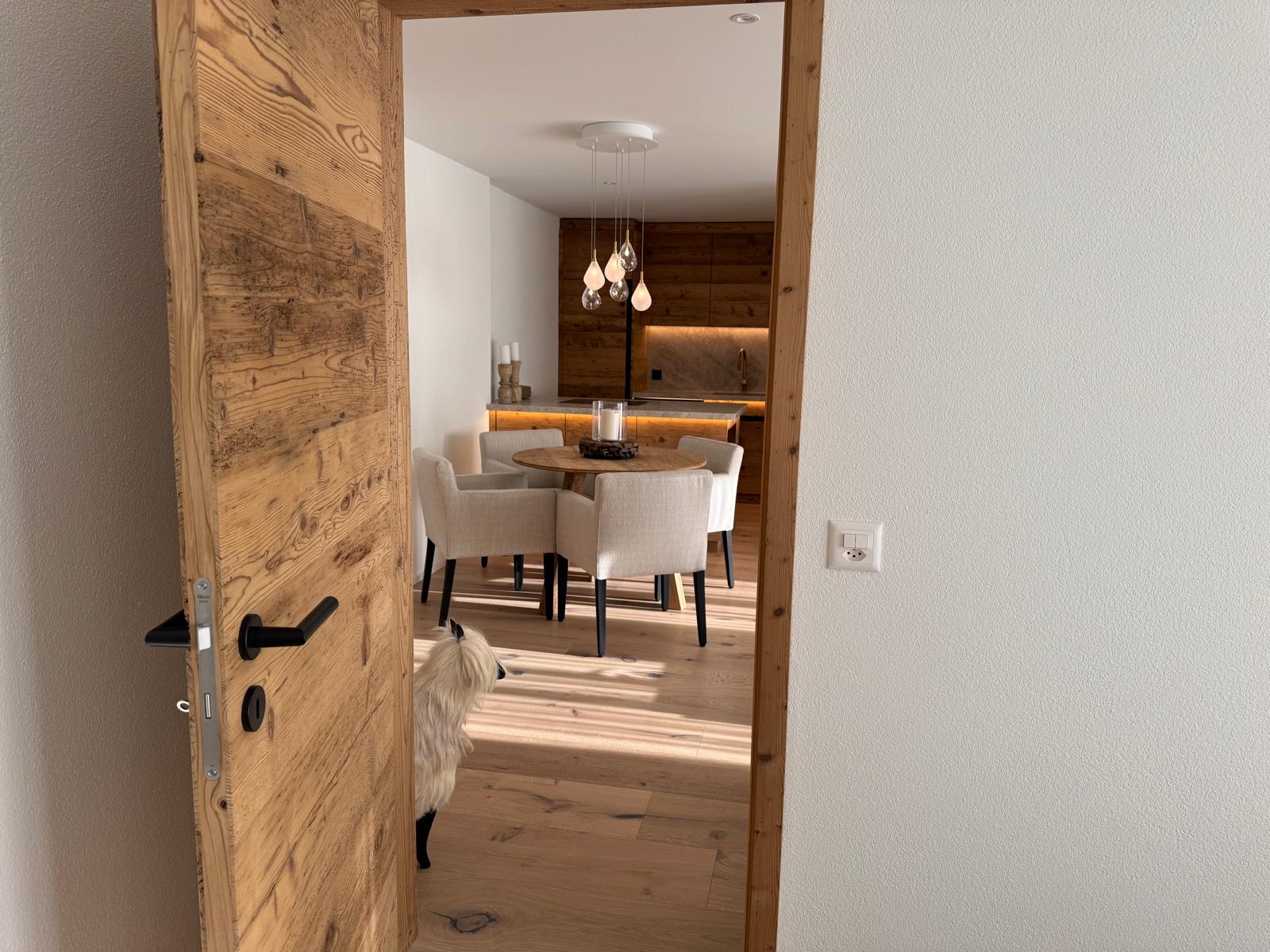 Schlafzimmerblick in Wohnbereich